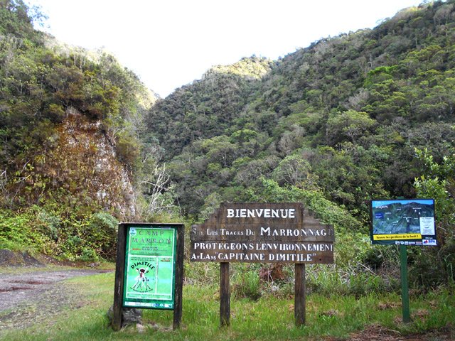 Fin de la route et départ à partir de la grille fermant la Piste Jean Dubard