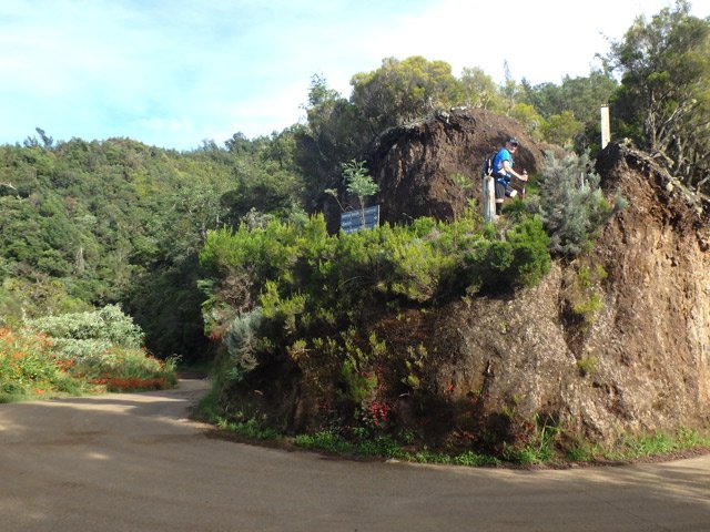 Le sentier coupe à plusieurs reprises la Piste Jean Dubard