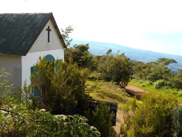 Modeste chapelle avec beaux panoramas sur le Tampon