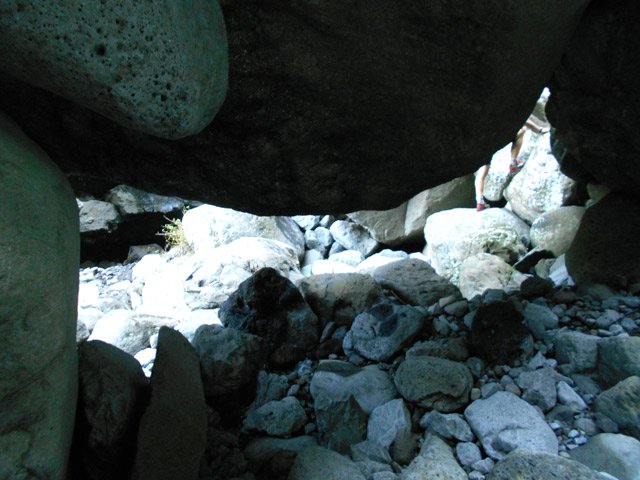 Des rochers de 50 tonnes en équilibre instable