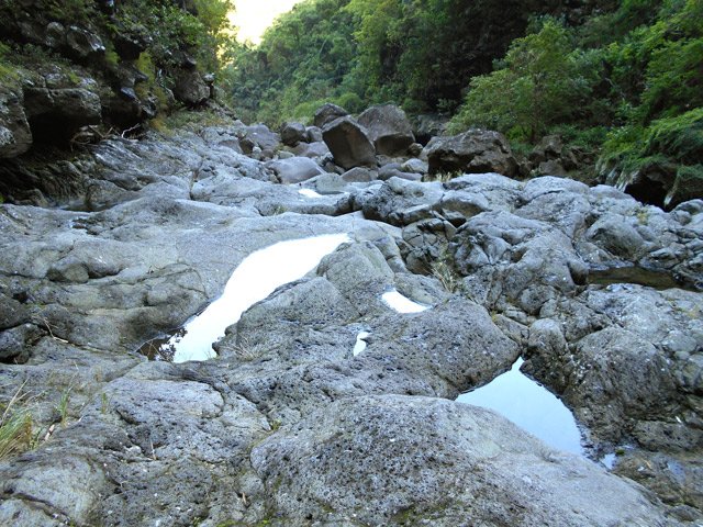 Quelques rares portions de basalte sans galet ou rocher