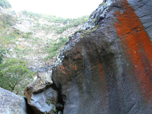Imposants monolithes sans doute tombés de la falaise