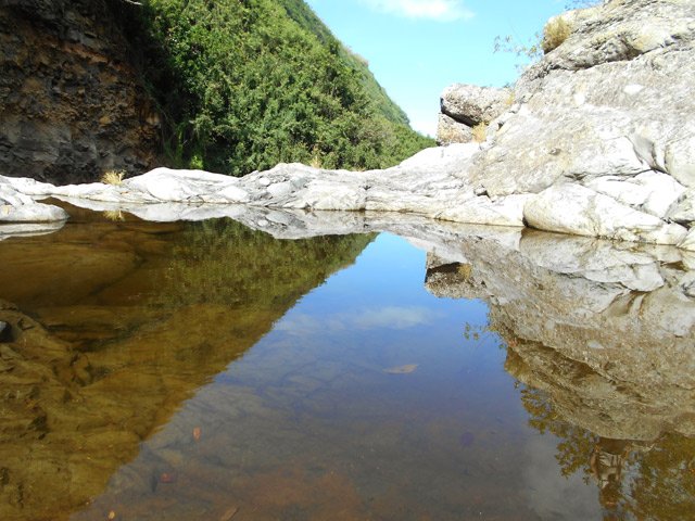 Avant de remonter le sentier, petit coup d’œil au cassé de la petite cascade de 20 mètres