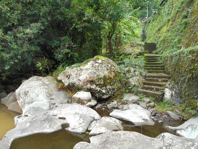 L'escalier le long de la route permet de rejoindre le premier cassé