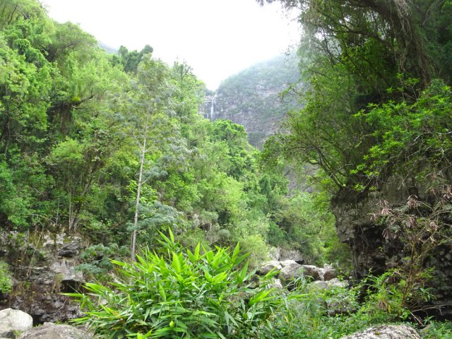 On aperçoit la falaise ou la très haute cascade s'il a plu