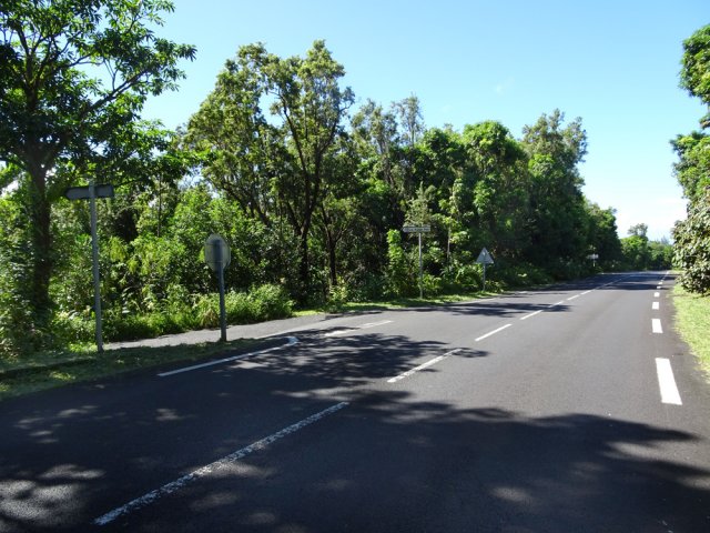Parking facile à trouver en face de la route du Vieux Port du Tremblet