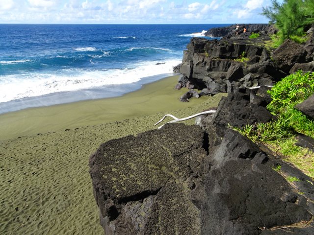 On peut descendre sur la plage depuis le filao abattu