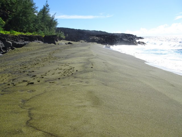 La totalité de la plage en enfilade et la coulée de 2007
