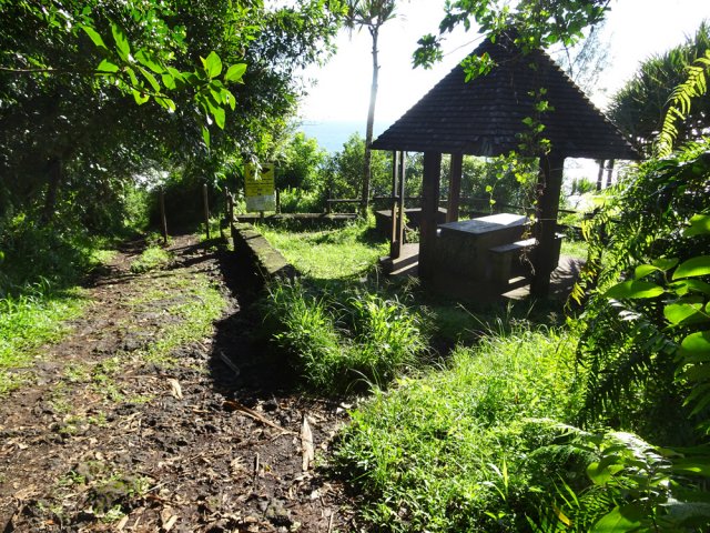 Le kiosque en début de descente vers la plage