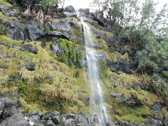 Une des cascades tombant de la falaise après les pluies