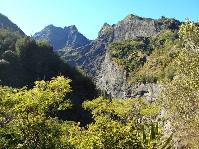Le Gros Morne de Gueule Rouge et la vallée de la Roche Pendue