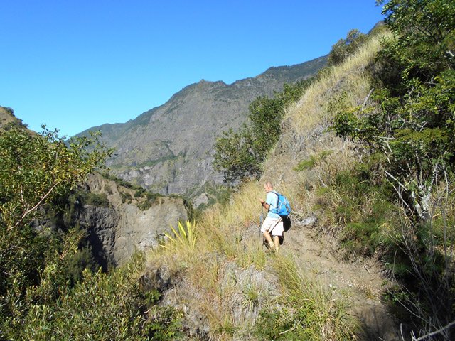En rive droite, les filaos sont remplacés par une savane sèche