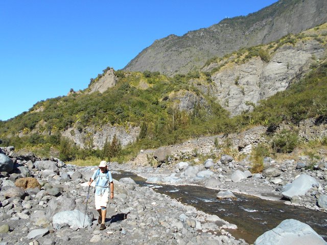 Le cheminement sur certaines rives de la rivière est presque un plaisir