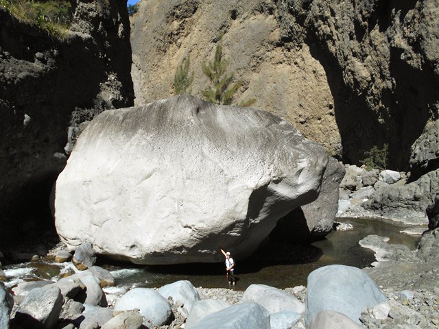 On rencontre souvent d'imposants rochers tombés dans le lit du Bras Rouge