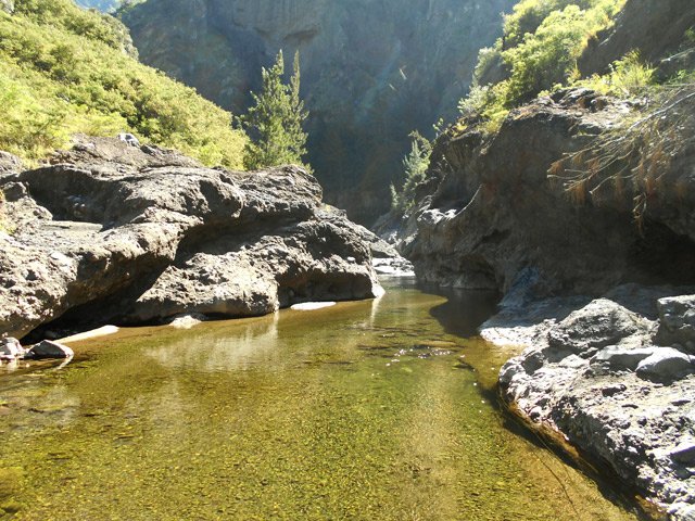 Passage possible dans l'eau ou sur les rochers en rive droite
