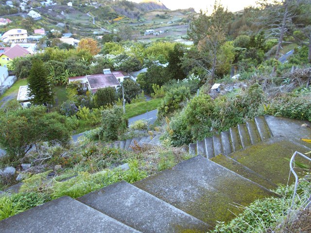 Le sentier de la Pente Louis, un escalier en lacets, évite le long trajet sur la route