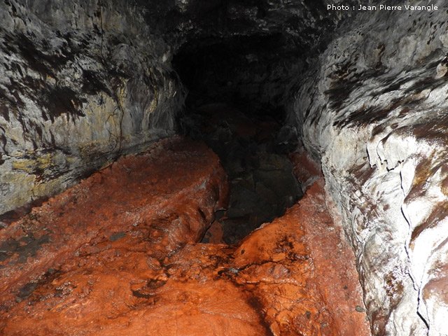 Le fond de la galerie est le plus souvent rouge
