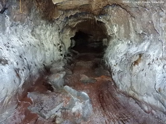 Le cheminement est aisé et le plafond très haut