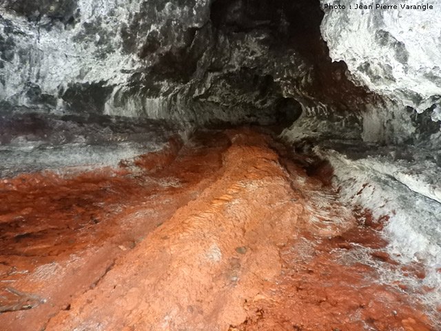 Une autre partie au sol rougeoyant