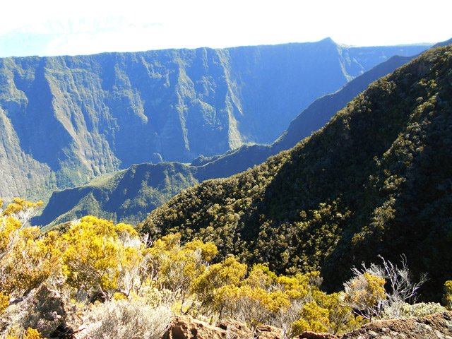 Le Piton de Colignet et derrière, le Petit Piton du Milieu. Le Nez de Bœuf à l'horizon