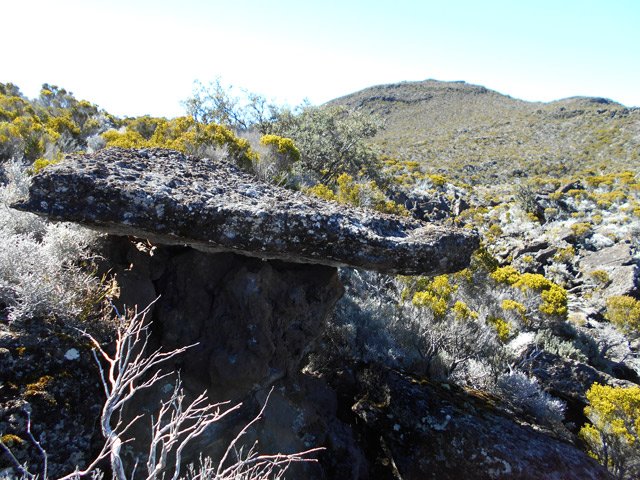 Le dolmen naturel de la Ravine Germeuil. Ne surtout pas monter dessus