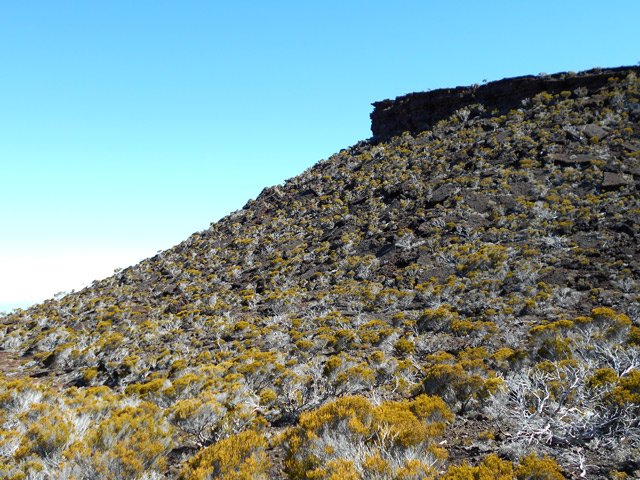 Des milliers de larges plaques de lave constituent les flancs instables du piton