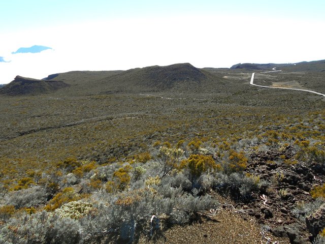 Le Piton Rouge des Remparts et la RF du Volcan depuis le sommet du puy