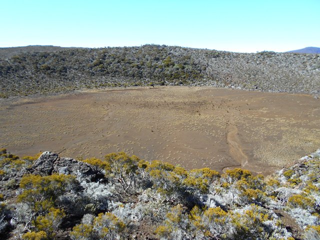 En cette saison (juin), le cratère ne comporte pas d'eau.