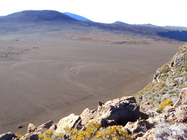 La Plaine des Sables et le Chisny masquant la Fournaise