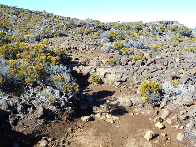 Une partie du sentier, mi sable, mi cailloux