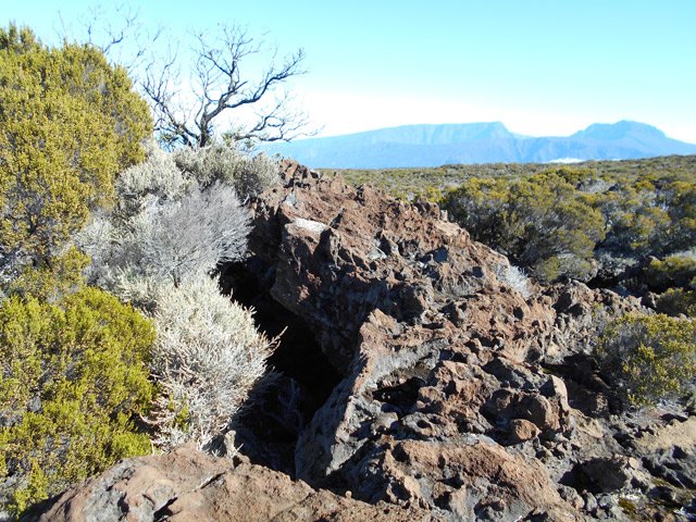 La grotte qui peut abriter quelques personnes à la recherche d'ombre