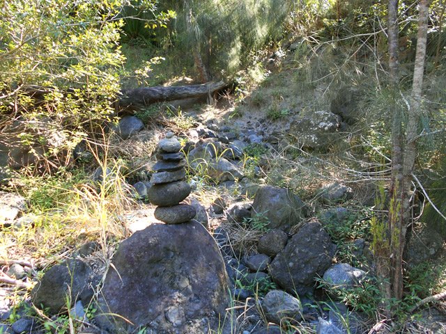 Si le cairn a disparu, se souvenir du tronc couché à l'arrière