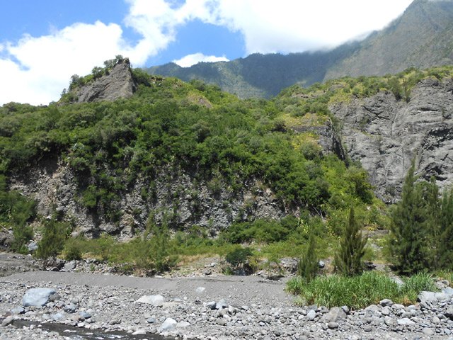 Cheminement le long du Grand Bras de Cilaos