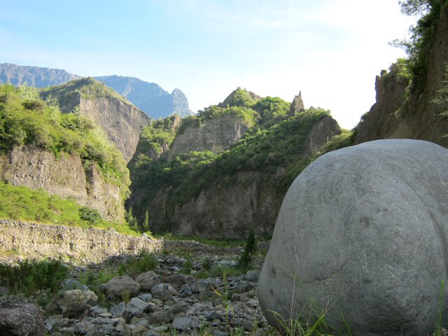 De très gros rochers érodés reposent sur les berges