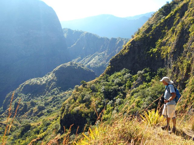 Arrivée au col avec vue sur l'îlet Moutou. Le sentier débute immédiatement.