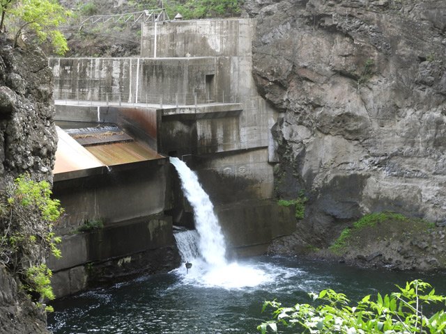 Le barrage pris depuis la sortie du tunnel