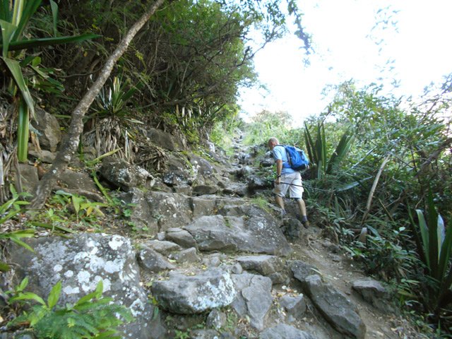Plus souvent des pierres et hautes marches que du sable ou de l'herbe