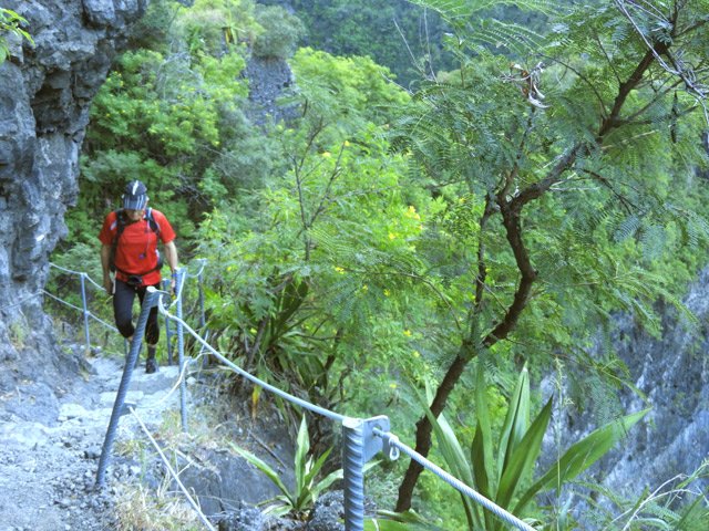 La montée étroite après la passerelle est un peu vertigineuse