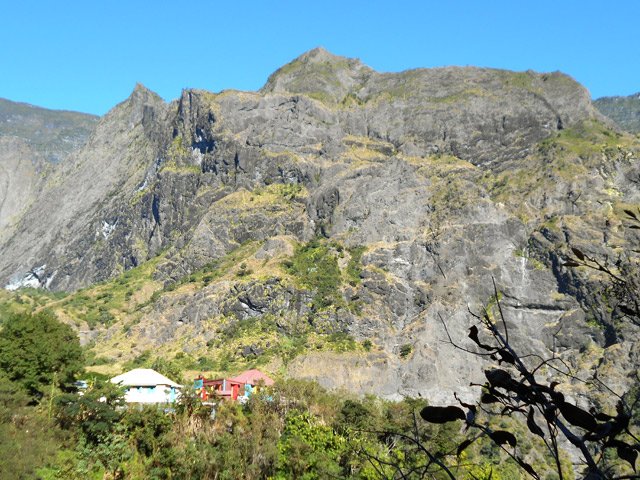 Immense canyon de la Rivière des Galets entre l'Îlet de Cayenne et les Lataniers, de l'autre côté