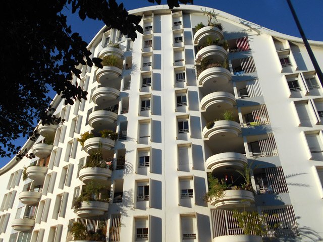 L'immeuble qui domine le temple Ashram