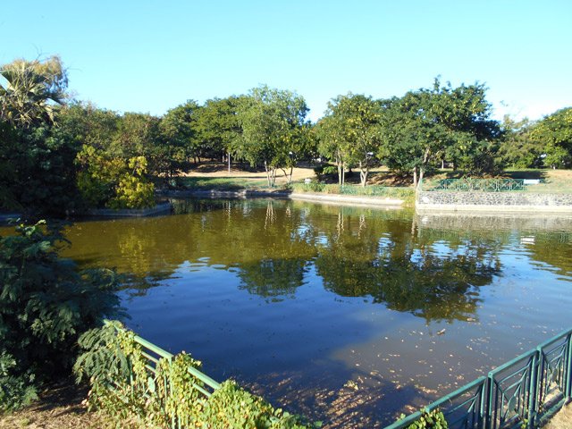Le sentier se poursuit tout autour du bassin