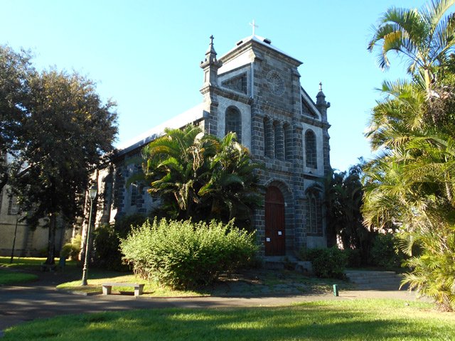 Sainte Jeanne d'Arc entourée de son petit parc
