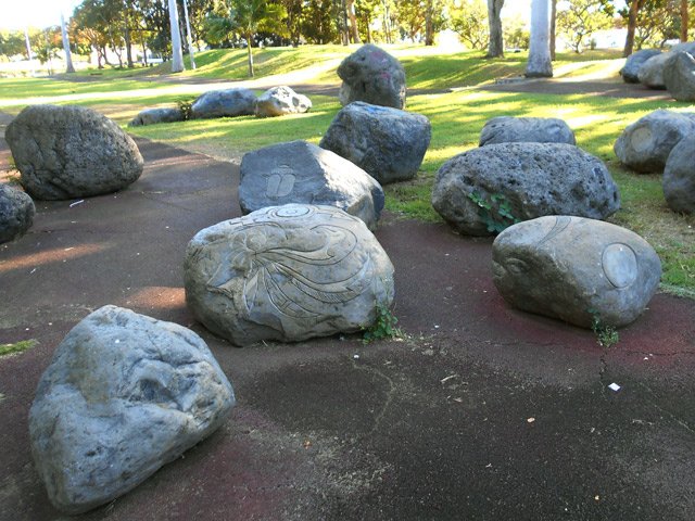 Les pierres sculptées sous les palmiers royaux