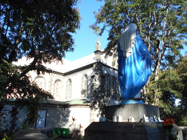 Ici, c'est la Vierge qui occupe le fond du petit parc