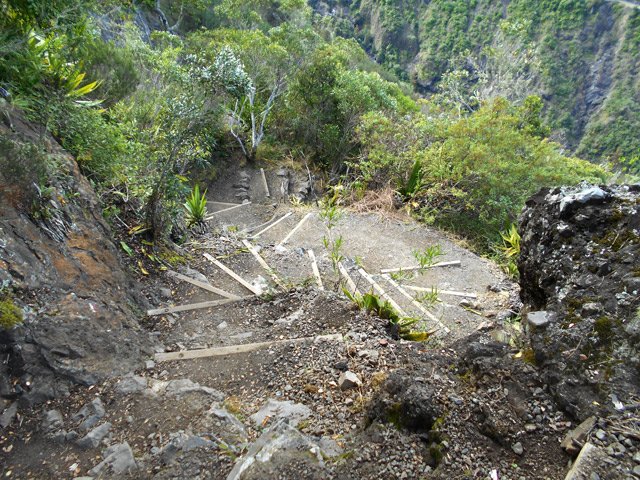Lacets très courts soutenus par des planches dans une forte pente