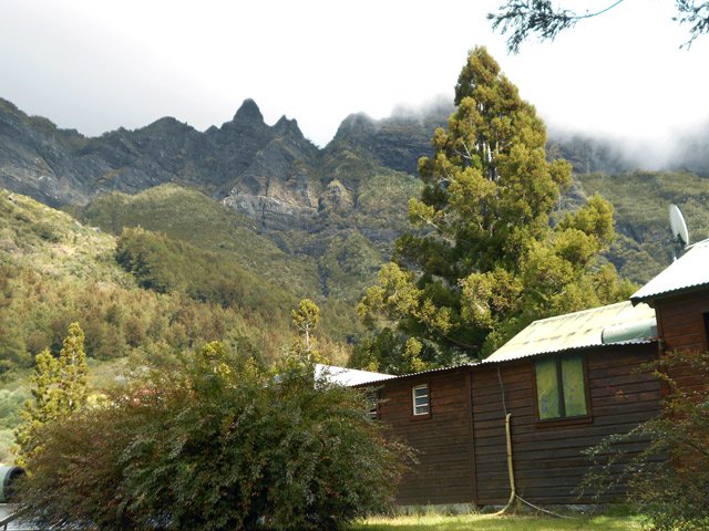 Les flancs déchiquetés du Gros Morne dominent Marla