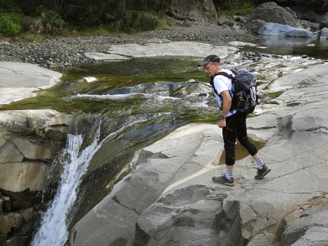 Traversée du Bras rouge près de la cascade