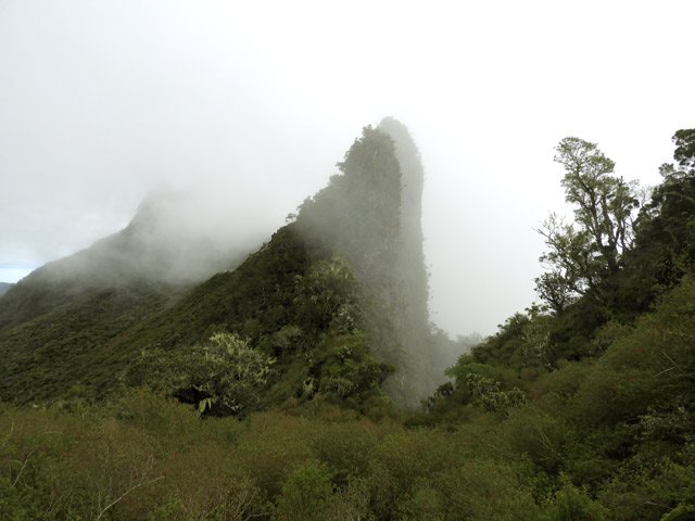 Les deux pointes (1993 m et 2011 m) alignées, entre le col des Bœufs et celui de Fourche