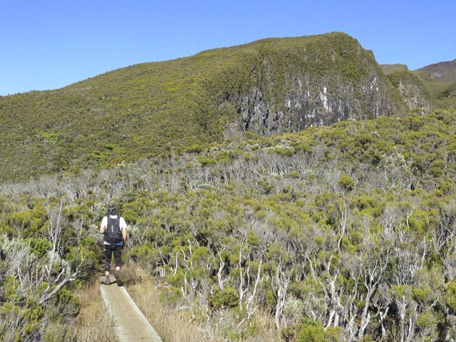Vers les trois pics de Cap Anglais su un sentier en caillebotis