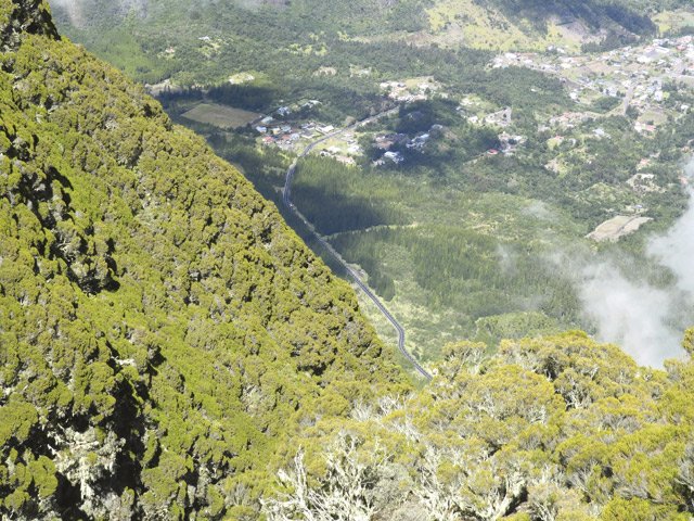 Petit coup d’œil sur le chemin restant à parcourir jusqu'à la route Cilaos-Bras Sec